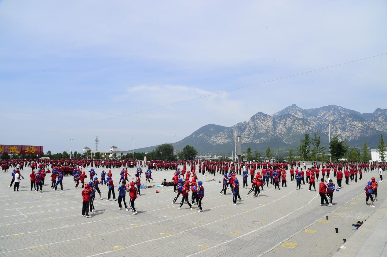 嵩山少林武术职业学院孔子校区武术基本功训练照片